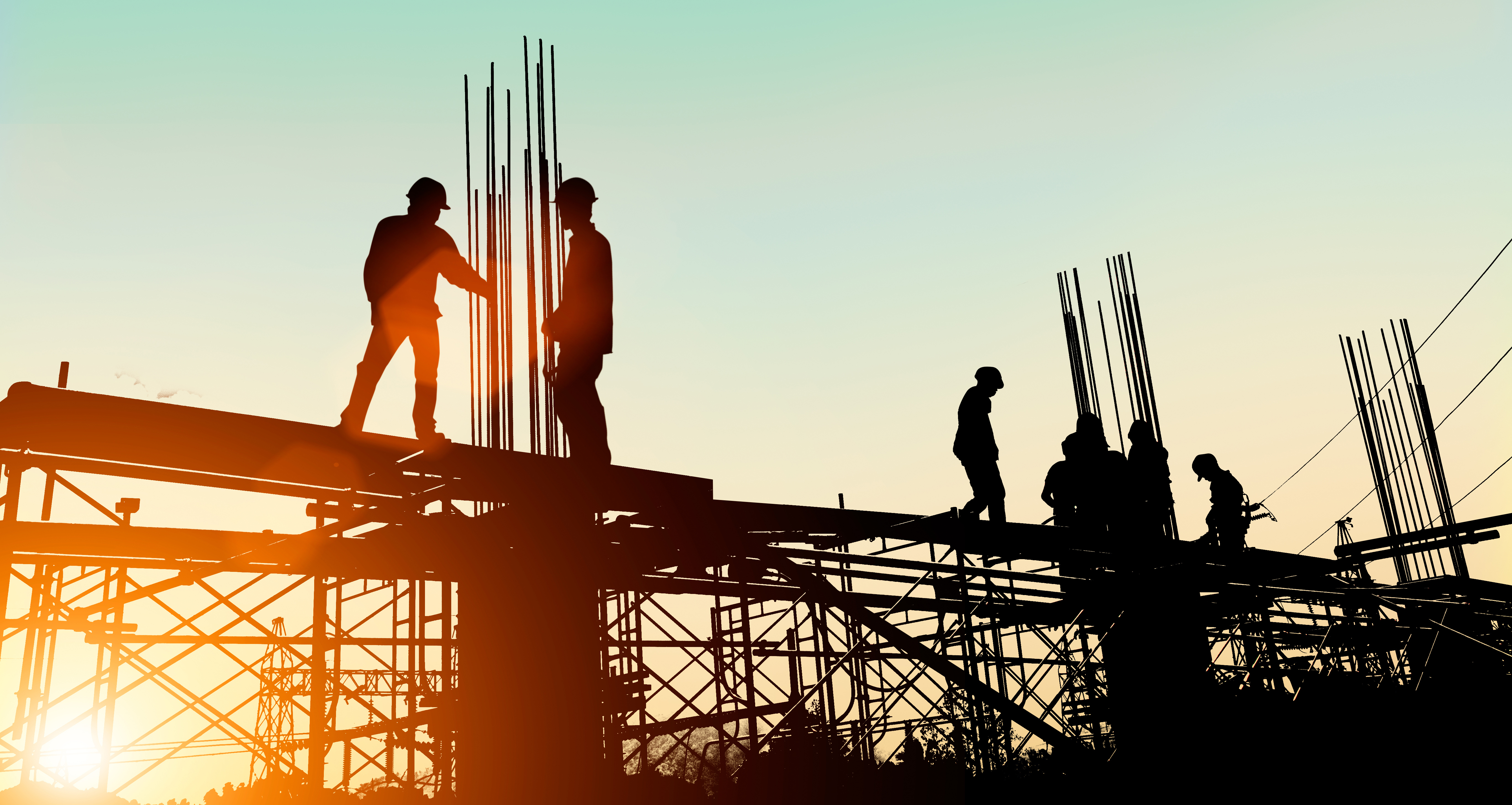 trabajadores en construcción al atardecer